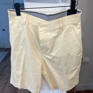 Nike Dri-FIT UV 9” Men's Size 32 Yellow Chino Golf Shorts